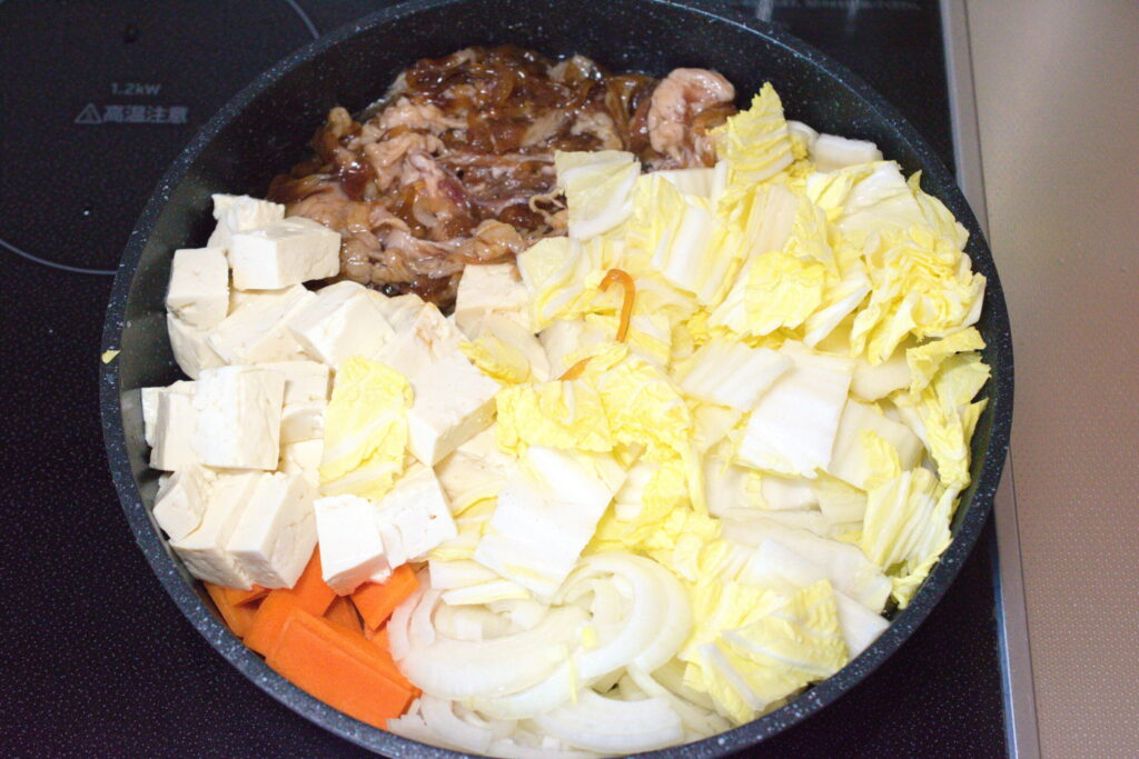 ヨシケイ プチママ『牛肉の甘辛すき焼き風・トマトサラダ』は、味が薄い
